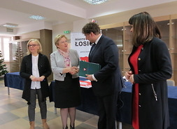 Członek zarządu Elżbieta Lanc gratuluje burmistrzowi Łosic