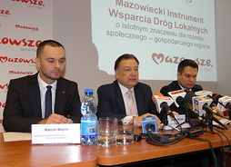 Od lewej siedzą Marcin Wajda dyrektor Departamentu Rozwoju Regionalnego i Funduszy Europejskich, marszałek Adam Struzik i radny Adam Orliński