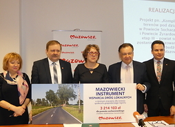 Przedstawiciele powiatu sochaczewskiego oraz samorządu Mazowsza z symbolicznym czekiem
