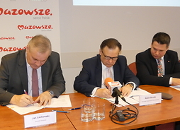 Marszałek Adam Struzik i starosta sierpecki podpisują umowę