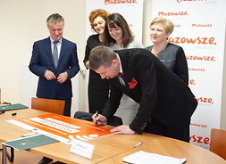 czek podpisuje radny Mirosław Augustyniak