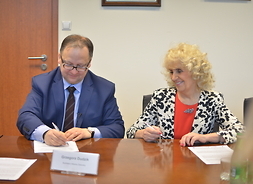 Grzegorz Dudzik burmistrz miasta Zielonka podpisuje umowę