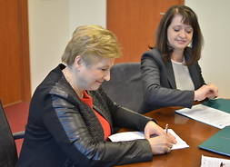 Elżbieta Lanc członek zarządu województwa mazowieckiego podpisuje umowę