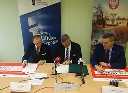 Od lewej: burmistrz Szydłowca Artur Ludew, członek zarządu Rafał Rajkowski oraz wójt gminy Ciepielów Artur Szewczyk