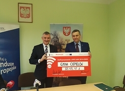 Członek zarządu Rafał Rajkowski oraz wójt Artur Szewczyk podpisali czek na unijne wsparcie