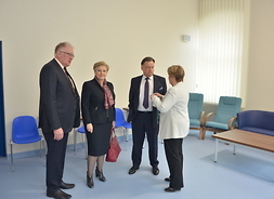 Od lewej strony stoją dyrektor szpitala Andrzej Mazur, członek zarządu Elżbieta Lanc, marszałek Adam Struzik i zastępca dyrektora szpitala Ewa Łagońska