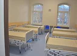 Jedna z wyremontowanych sal dla pacjentów wyposażona w nowe łóżka