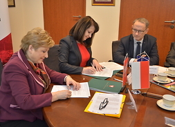 Od lewej członek zarządu Elbieta Lanc i wicemarszałek Janina Ewa Orzełowska podpisują umowy