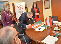 dr hab. Krzysztof Kurek dyrektor Narodowego Centrum Badań Jądrowych w Świerku podpisuje symboliczny czek