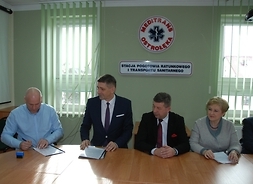 podpsianie umowy na nową stację wyczekiwania zespołów ratownictwa medycznego w Ostrowi Mazowieckiej