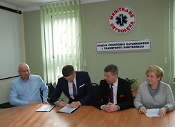 podpsianie umowy na nową stację wyczekiwania zespołów ratownictwa medycznego w Ostrowi Mazowieckiej