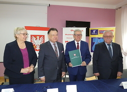 Elżbieta Szymanik zastępca dyrektora MJWPU, Marszałek Adam Struzik oraz przedstawiciele powiatu ciechanowskiego z podpisaną umową