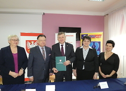 Elżbieta Szymanik zastępca dyrektora MJWPU, Marszałek Adam Struzik oraz przedstawiciele powiatu płońskiego z podpisaną umową