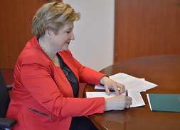 członek zarządu województwa mazowieckiego Elżbieta Lanc podpisuje umowę