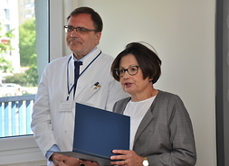 Od lewej stoją  prof. dr hab. med. Włodzimierz Sawicki oraz Teresa Bogiel prezes zarządu szpitala