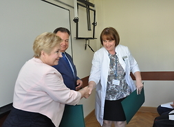 Elżbieta Lanc członek zarządu województwa mazowieckieo gratuluje pracownicy szpitala