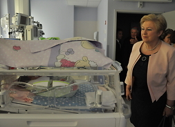 Elżbieta Lanc podczas wizyty w szpitalu
