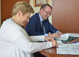 umowę podpisuja członkowie zarządu województwa mazowieckiego