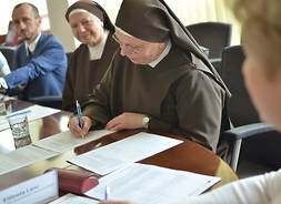 umowe podpisują siostry ze zgromadzenia siótr franciszkanek służebnic krzyża
