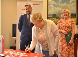 czek podpisuje członek zarządu województwa mazowieckiego Elzbieta Lanc
