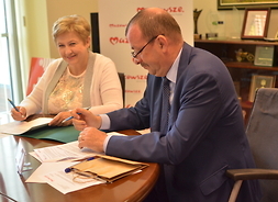 umowę podpisują członkowie zarządu województwa mazowieckiego
