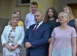 Od lewej stoją członek zarządu Elżbieta Lanc, starosta siedlecki Dariusz Stopa i dyrektor II LO w Siedlcach Agnieszka Borkowska