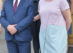 Od lewej stoją starosta siedlecki Dariusz Stopa i dyrektor II LO w Siedlcach Agnieszka Borkowska