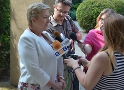 Członek zarządu Elżbieta Lanc podczas rozmowy z dziennikarzami