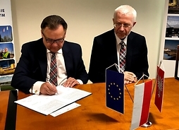 Marszałek Adam Struzik i dyrektor Instytutu Kolejnictwa Andrzej Żurkowski podpisują umowę