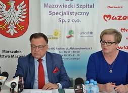 Od lewej siedzą marszałek Adam Struzik i wiceprzewodnicząca Sejmiku Województwa Mazowieckiego Bożenna Pacholczak