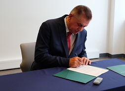 Burmistrz Płońska Andrzej Pietrasik podpisuje umowę