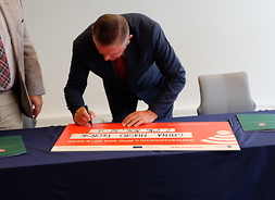 Burmistrz Płońska podpisuje czek