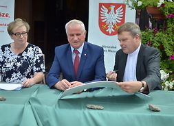 Od lewej siedzą Bożenna Pacholczak wiceprzewodnicząca Sejmiku Województwa Mazowieckiego oraz Zbigniew Gołąbek radny województwa