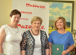 Od lewej stoją skarbnik Milanówka, członek zarządu województwa mazowieckiego Elżbieta Lanc oraz burmistrz Milanówka