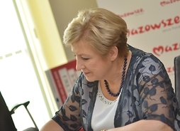 Członek zarządu Elżbieta Lanc podpisuje umowę