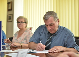 Wójt gminy Stara Kornica podpisuje umowę