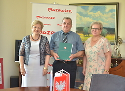 Od lewej stoją członek zarządu Elżbieta Lanc, wójt gminy Stara Kornica i skarbnik gminy