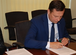 Burmistrz Tłuszcza podpisuje umowę