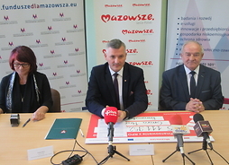 Członek zarządu województwa mazowieckiego Rafał Rajkowski i beneficjenci podczas konferencji prasowej