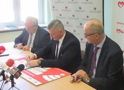 Członek zarządu województwa mazowieckiego Rafał Rajkowski oraz dyrektor Mazowieckiego Szpitala Specjalistycznego w Radomiu podpisują umowę