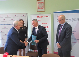 Członek zarządu Rafał Rajkowski gratuluje dyrektorowi Mazowieckiego Szpitala Specjalistycznego w Radomiu