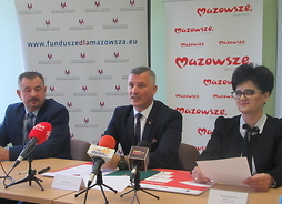 Członek zarządu województwa mazowieckiego Rafał Rajkowski i beneficjenci podczas konferencji prasowej