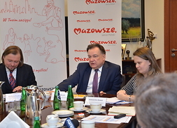 konferencja prasowa o środkach unijnych - od lewej siedzą dyrektor Mariusz Frankowski, marszałek Adam Struzik i dyrektor Aleksandra Szwed