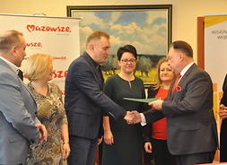 Marszałek Adam Struzik gratuluje burmistrzowi Ożarowa Mazowieckiego