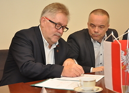 Burmistrz Grodziska Mazowieckiego Grzegorz Benedykciński podpisuje umowę