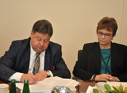 Burmistrz Skaryszewa Dariusz Piątek podpisuje umowę