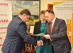 Marszałek Adam Struzik gratuluje burmistrzowi Skaryszewa