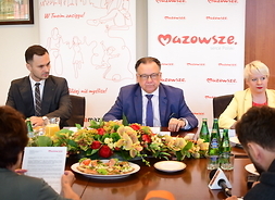 briefing o wydatkowaniu funduszy UE przez Mazowsze, od lewej dyrektor Marcin Wajda, marszałek Adam Struzik, radna Izabela Ziątek