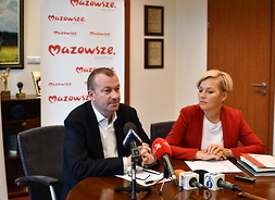 Wicemarszałek Wiesław Raboszuk oraz Izabela Stelmańska, zastępca dyrektora Departamentu Kultury, Promocji i Turystyki podczas konferencji prasowej dotyczącej biura podróży Neckermann