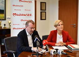 Wicemarszałek Wiesław Raboszuk oraz Izabela Stelmańska, zastępca dyrektora Departamentu Kultury, Promocji i Turystyki podczas konferencji prasowej dotyczącej biura podróży Neckermann